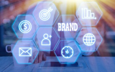 Marka gösterilen Not yazma. Belirli bir ad altında bir şirket tarafından üretilen ürün türü vitrine iş fotoğraf.