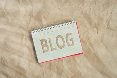 Blogu gösteren kavramsal el yazısı. Düzenli olarak güncellenen web sitesi fotoğraf sergisi. Her bir kağıt işi masa karesi spiral defter ofis malzemeleri tarafından yürütülüyor..