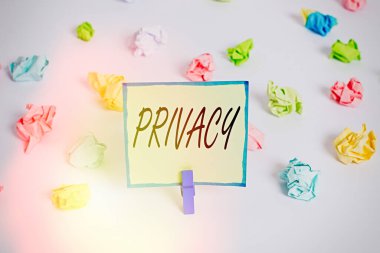 Mahremiyet gösteren kavramsal el yazısı. İş fotoğraflarının gösterilme hakkı ve bilgileri gizli renkli buruşmuş kağıt olarak tutma hakkı hatırlatıcı beyaz zemin çamaşır tokası.