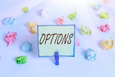 Seçenekleri gösteren kavramsal el yazısı. İş fotoğrafında bir şey seçme ya da renkli buruşmuş kağıdı seçme fırsatı ya da yeteneği gösteriliyor. Boş hatırlatıcı beyaz zemin mandalı.