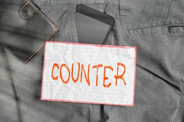 Sayacı gösteren mesaj işareti. Kavramsal fotoğraf, bir mağazada veya bir bankada işlem yapmak için kullanılan bir yüzey. Pantolonun ön cebinde cüzdan ve not kağıdı bulunan bir akıllı telefon cihazı..