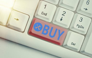 Buy 'ı gösteren bir not yazıyorum. Bir şeyi satın almak için para ödeyerek bir şey elde etmek için iş fotoğrafı sergisi. Mülkiyet veya mülkiyet satın almak..