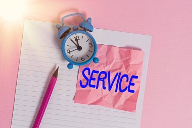Kelime yazma servisi. Bir talebi karşılamak ya da yerine getirmek için gerçekleştirilen değerli eylem veya çaba için iş konsepti Çizgili kağıt kağıt kağıt kağıt kağıt not kalem vintage çalar saat rengi arka plan.