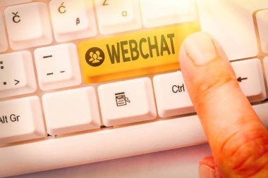 Webchat 'e mesaj yaz. Kullanıcıların internet kullanarak gerçek zamanlı iletişim kurmalarını sağlayan sistem için iş kavramı.