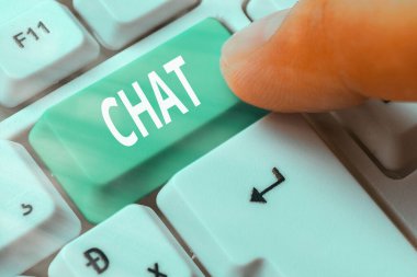 Sohbet 'i gösteren not yazıyorum. İnternet üzerinden mesaj göndermeyi içeren bir tartışmaya iş fotoğrafı sergisi katılıyor.