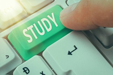 Çalışmayı gösteren bir not yazıyorum. İş fotoğrafı, akademik bir bilgi edinmeye olan bağlılığını ve dikkatini gösteriyor..