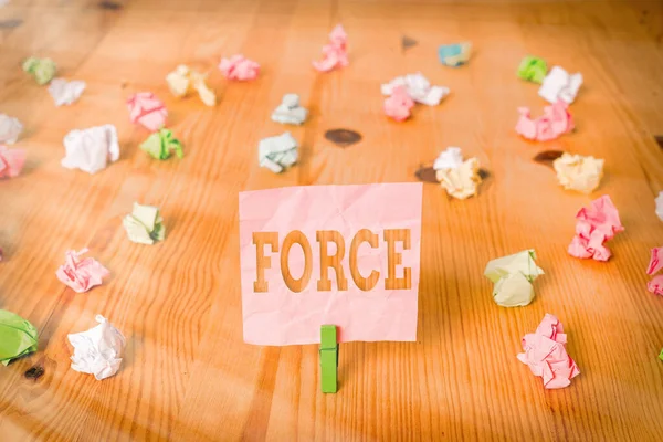 Signo de texto mostrando Fuerza. Fuerza de foto conceptual o energía como un atributo de la acción física o el movimiento Papeles arrugados de color recordatorio vacío pasador de ropa de fondo de piso de madera . — Foto de Stock