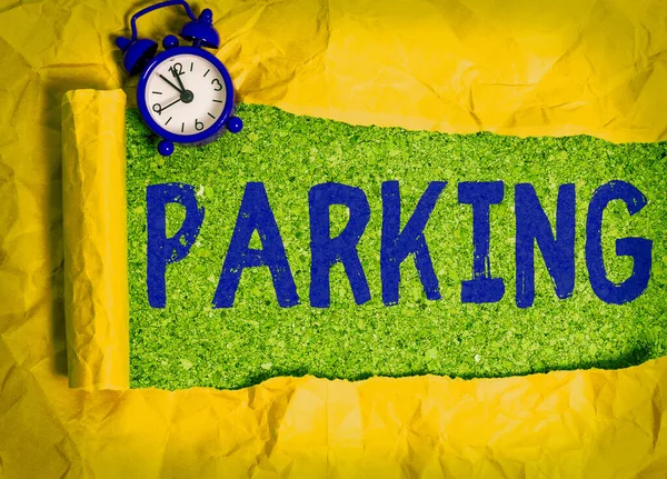 Píšu poznámku o parkování. Obchodní fotografie vystavující opouštění vozidla na určitém místě po určitou dobu. — Stock fotografie