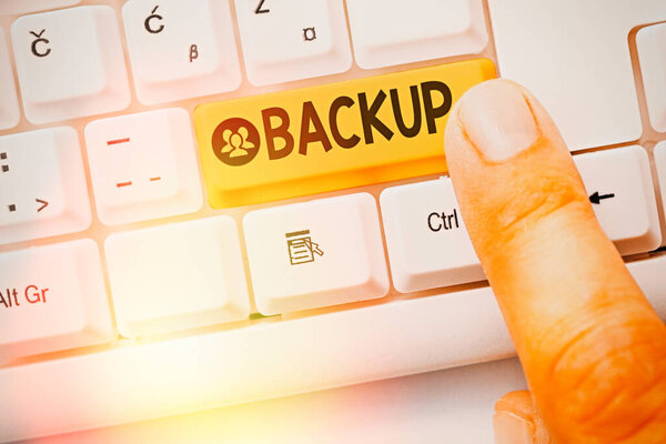 Резервное копирование текста. Бизнес-концепция для копирования данных файла или другого предмета, сделанная в случае потери оригинала
.