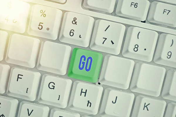 Πινακίδα κειμένου που δείχνει Go. Εννοιολογική φωτογραφία για να μετακινηθείτε ή να ταξιδέψετε κάπου για να κάνετε κάτι Αφήστε ή αναχωρήστε. — Φωτογραφία Αρχείου