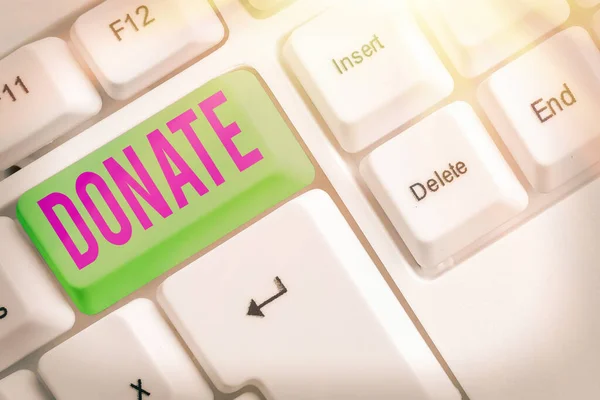 Menulis catatan menunjukkan Donate. Foto bisnis yang ditampilkan memberikan uang atau barang untuk tujuan baik misalnya untuk amal atau menunjukkan . — Stok Foto