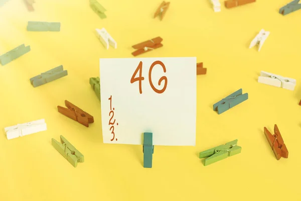 Написання тексту 4G. Концепція бізнесу для мобільного зв'язку Стандарт бездротового доступу до Інтернету на більш високій швидкості Кольорові папери одягу порожні нагадування жовтий фон офісу . — стокове фото