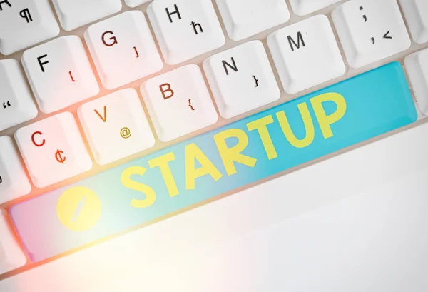 Tekst schrijven Startup. Bedrijfsconcept voor het op gang brengen van een nieuw opgerichte onderneming. — Stockfoto