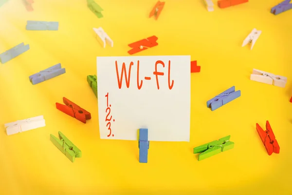Szövegírás Wi-Fi. Üzleti koncepció a vezeték nélküli helyi hálózatépítéshez általánosan használt rádiós technológiákhoz Színes ruhaszárító papírok üres emlékeztető sárga padló háttér iroda. — Stock Fotó