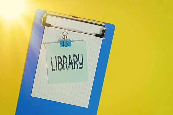 Woord schrijven tekst bibliotheek. Zakelijk concept voor Bouwkamer met boekencollecties Plaats voor studie Slank klembord met blanco papier blad papier papier papier bindmiddel gekleurde achtergrond. — Stockfoto