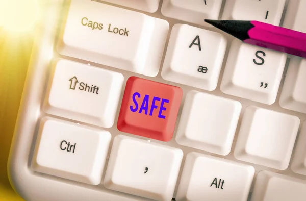 Writing note showing Safe. Business photo showcasing protected from or not exposed to danger or risk Not likely to be harmed. — Stockfoto