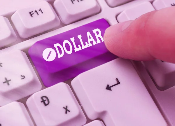 Dolar 'ı gösteren bir not yazıyorum. İş fotoğrafında bir dolar değerinde bir kağıt para sergileniyor.. — Stok fotoğraf