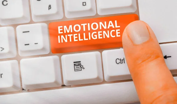 Handschrift tekst schrijven Emotionele Intelligentie. Concept betekent Zelf en Sociaal Bewustzijn Ga goed om met relaties. — Stockfoto