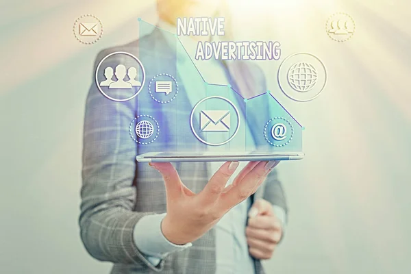 Nota de escritura que muestra la publicidad nativa. Foto de negocios mostrando anuncios pagados en línea coinciden con la función de forma de la página web . — Foto de Stock