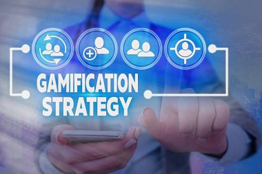 Gamification Strategy 'yi gösteren bir not yazıyorum. Motivasyon Entegre Oyun Mekanikleri için iş fotoğrafı gösterimi kullanım ödülleri.