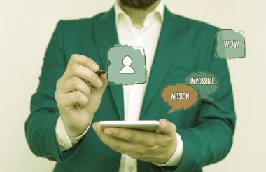 Görevimiz Tehlike 'yi gösteren not yazılıyor. İş fotoğrafı gösterimi Zor Tehlikeli Görevler Tasvir Edilemez Görev.