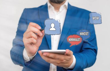 Minimalist Zihniyeti gösteren bir not yazıyorum. İş fotoğrafı sergisi Clutter olmadan hayatın neler sunabileceğinin daha farkında ol..