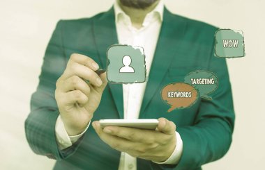 Anahtar Kelimeler Hedefleme 'yi gösteren not yazılıyor. İş fotoğrafı gösterimi Arama Motorlarında Yüksek Sıralamayı Almak için İlgili Kelimeleri Kullan.