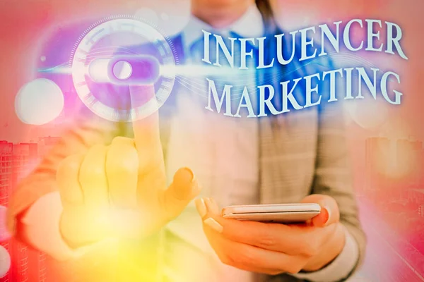 Nüfuzlu Pazarlama 'yı gösteren bir not yazıyorum. Potansiyel Hedef Müşterileri Etkileyen İş Fotoğrafı Gösterici.