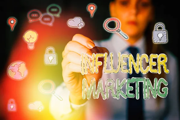 Texto manuscrito Influencer Marketing. Concepto que significa endosador que influye en los clientes potenciales objetivo . — Foto de Stock