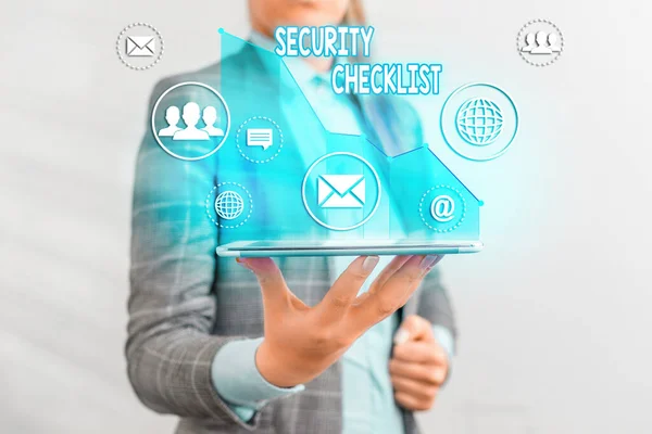 Escribir una nota que muestra la lista de verificación de seguridad. Foto comercial que muestra la protección de datos y la guía del sistema en el robo de Internet . — Foto de Stock