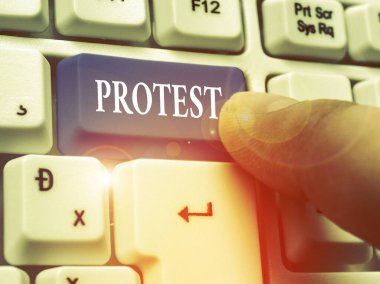 Protesto gösteren kavramsal el yazısı. İş fotoğrafı metni Bir şeyi onaylamadığını ya da itiraz ettiğini belirten bir eylem.