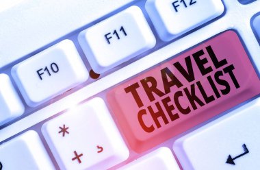 Seyahat Kontrol Listesini gösteren kavramsal el yazısı. İş fotoğraflarında planlanan gezi için kontrol edilecek ya da yapılacak şeylerin bir listesi gösteriliyor.