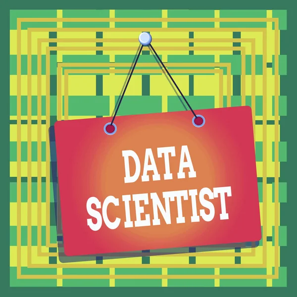 Znak tekstowy pokazujący Data Scientist. Koncepcyjne zdjęcie demonstrujące stosowane do analizy i interpretacji złożonych danych cyfrowych Kolorowe przypomnienie memo pustej tablicy puste miejsce dołączyć prostokąt tła. — Zdjęcie stockowe