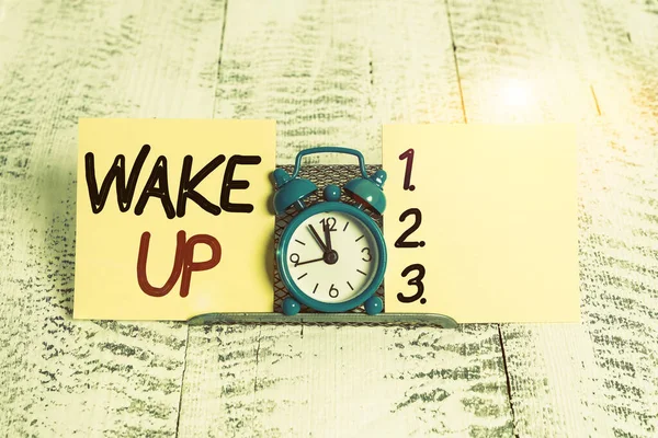 Πινακίδα που δείχνει "Ξύπνα". Εννοιολογική φωτογραφία ένα παράδειγμα της επίδειξης ξυπνήσει ή να ξυπνήσει Σήκω Mini μπλε ξυπνητήρι στέκεται πάνω από το καλώδιο buffer μεταξύ δύο σημειογραφία χαρτί. — Φωτογραφία Αρχείου