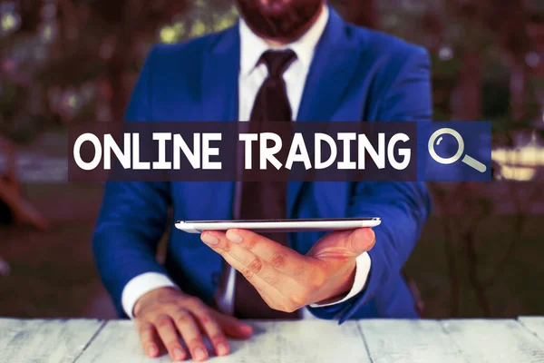 Σήμα κειμένου που δείχνει Online Trading. Εννοιολογική φωτογραφία η αγορά και πώληση χρηματοοικονομικών προϊόντων στο διαδίκτυο Επιχειρηματίας με κινητό τηλέφωνο στο χέρι του. — Φωτογραφία Αρχείου