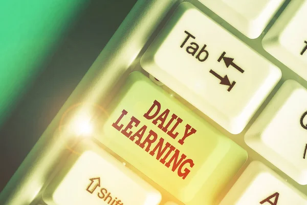 Levelet írok a Daily Learning-ról. Üzleti fotó bemutatása A megszerzett tudás vagy készségek mindennapi elsajátítása. — Stock Fotó