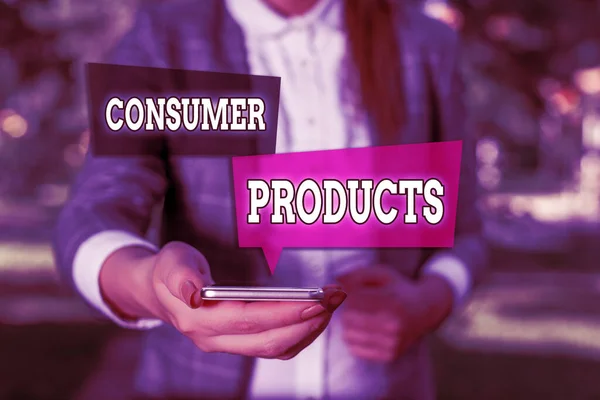 Tüketici ürünlerini gösteren kavramsal el yazısı. Gri süitlerdeki ortalama tüketici kadın tarafından tüketim için satın alınan ticari fotoğraf sergisi malları cep telefonuna sahip. — Stok fotoğraf