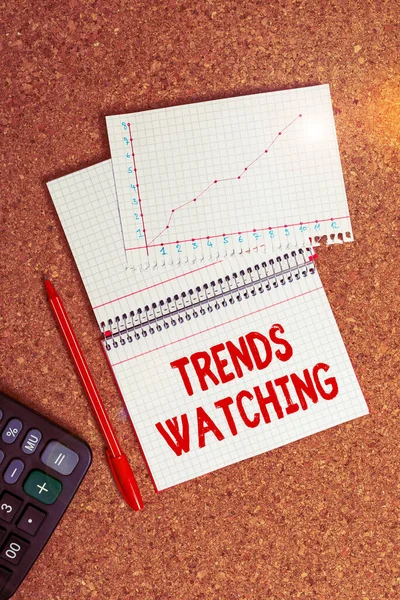 A Trends Watching-ot ábrázoló jegyzetet. Üzleti fotó bemutatása változás vagy fejlesztés felé valami új vagy más íróasztal notebook papír iroda karton tanulmány kellékek chart. — Stock Fotó