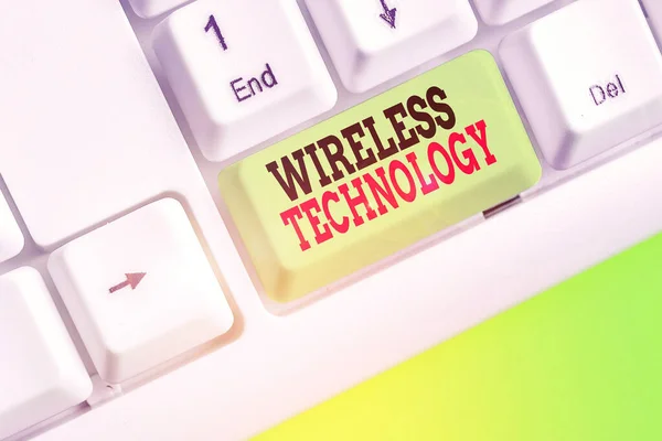 Konceptuell handstil som visar trådlös teknik. Business foto text en teknik som tillåter trådlös kommunikation. — Stockfoto