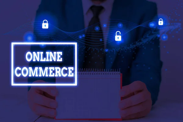 Slovo psaní textu Online Commerce. Obchodní koncepce pro nákup nebo prodej produktů na on-line službách. — Stock fotografie