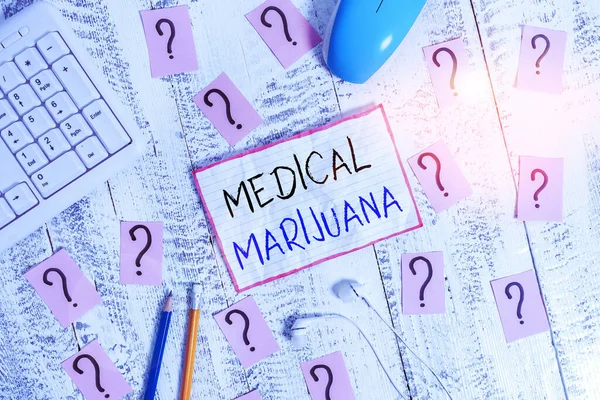 Skriva text Medicinsk Marijuana. Begreppet rekommenderas genom att undersöka som behandling av ett medicinskt tillstånd Skrivverktyg, dator grejer och mattebok blad ovanpå träbord. — Stockfoto