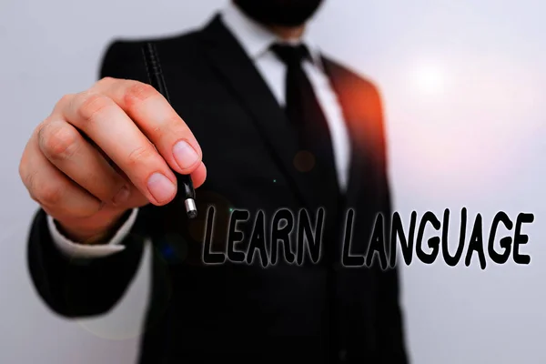 Conceptueel handschrift met leertaal. Zakelijke foto presentatie vermogen om te communiceren in de tweede of vreemde taal Man mens met baard dragen formele werkpak kleding hand. — Stockfoto