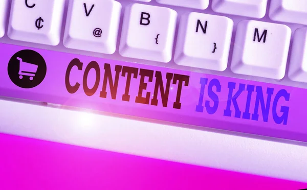 Note d'écriture montrant le contenu est roi. Photo d'affaires montrant croire que le contenu est essentiel au succès d'un site Web . — Photo