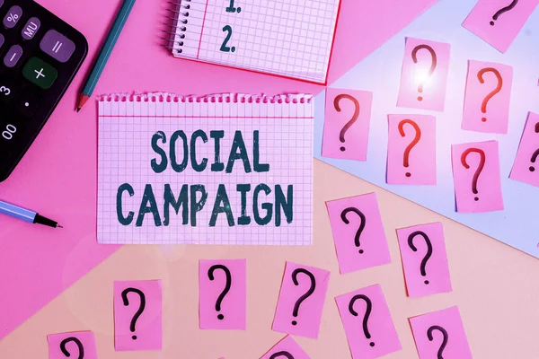 Tekstbord met sociale campagne. Conceptuele foto gebruik social media platform om brand awareness te verbeteren Wiskunde spullen en schrijfapparatuur boven pastelkleuren achtergrond. — Stockfoto