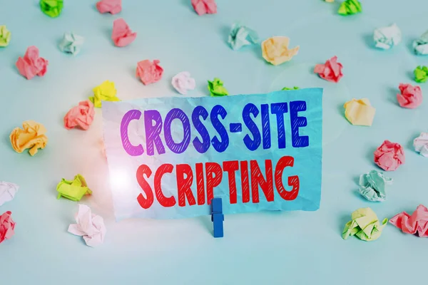 Szövegírás Cross Site Scripting. Üzleti koncepció a biztonsági sebezhetőség elsősorban a webes alkalmazás Színes gyűrött papírok üres emlékeztető kék padló háttér ruhaszárító. — Stock Fotó