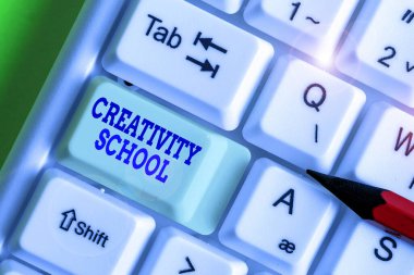 Yaratıcılık Okulu 'nu gösteren bir mesaj. Kavramsal fotoğraf öğrencileri hayal gücünü ve eleştirel düşünceyi kullanabilirler..