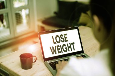 Kilo Verdiğini gösteren bir not yazıyorum. Bir hayvanın vücut ağırlığının azaldığını gösteren bir iş fotoğrafı..