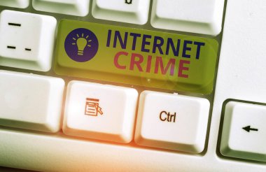 İnternet Suçları 'nı gösteren kavramsal el yazısı. İnternet 'te suç ya da yasadışı online faaliyet gösteren iş fotoğrafları.