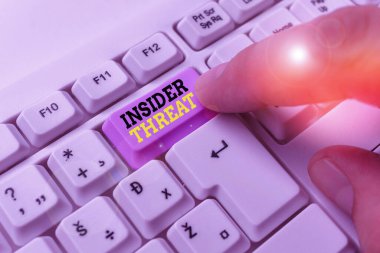 İçeriden Tehdit 'i gösteren bir not yazıyorum. Örgüt içinden gelen güvenlik tehdidini gösteren bir iş fotoğrafı..