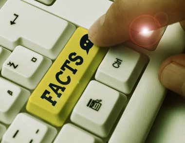 Metin işaret gösteren gerçekler. Kanıt veya rapor haber makale blog bir parçası olarak kullanılan kavramsal fotoğraf bilgileri.